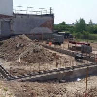 vrcholy tyčí ukazují výšku spodní strany základové desky