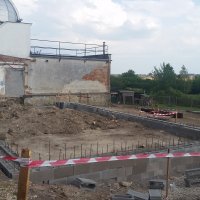 vpravo odvod dešťové vody ze střechy