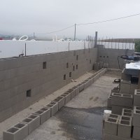 zeď s otvory ve tvaru souhvězdí
